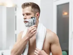 Kiedy zacząć się golić? Odpowiedzi na ważne pytania dla nastolatków