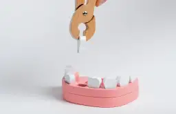 Jak goi się dziąsło po wyrwaniu zęba? Czego się spodziewać i jak przyspieszyć proces