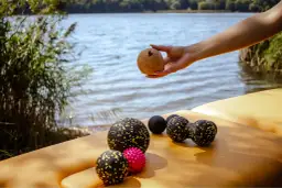 Jak używać piłki do masażu, aby skutecznie złagodzić ból mięśni