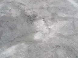 Ile czasu podlewać wylewki, aby uniknąć pęknięć i uszkodzeń?