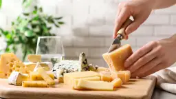 Czy można mrozić ser? Wszystko o mrożeniu żółtego sera i jego właściwościach