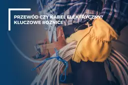Elektryk w żółtej rękawicy trzyma zwój białego przewodu. Na pasie narzędzia, obok tekstu "Przewód czy kabel elektryczny?".