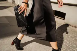 Idealne buty do sukienki midi: Triki na dłuższą sylwetkę