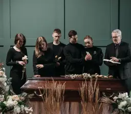 Jak się ubrać na pogrzebie mężczyzna, aby okazać szacunek?