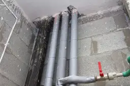 Czym uszczelnic rurę w kominie, aby uniknąć kosztownych napraw?