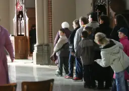 Czy po spowiedzi trzeba zostać na mszy? Oto, co warto wiedzieć