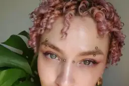 Co oznacza kolczyk w brwi? Symbolika i znaczenie piercingu