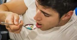 Czy można jeść miód przy antybiotyku? Sprawdź, co musisz wiedzieć