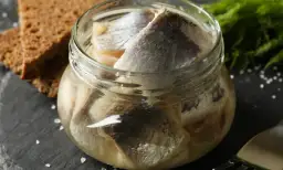 Jakie przyprawy do śledzia w oleju - odkryj smaki, które zaskoczą