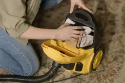 Odkurzacz słabo ciągnie? Prawidłowa wymiana worka to podstawa!