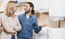 Przepływowy podgrzewacz wody do małej łazienki – jak wybrać właściwy?