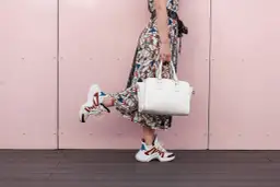 Buty, które wyglądają jak brudne – modny trend czy stylowy błąd? Porady i inspiracje