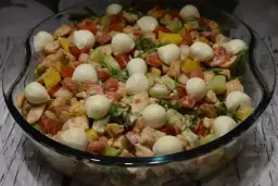 Idealna sałatka do kurczaka, która zaskoczy twoich gości smakiem