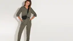 Jak stylizować kombinezon? Buty, dodatki, okrycia na każdą okazję