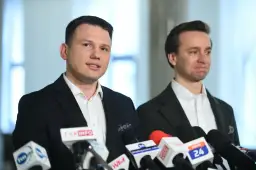 Dwóch polityków przed mikrofonami mediów. Czy to oni stoją za ukrytymi przyczynami wysokiego poparcia Konfederacji w sondażach z lutego 2026?
