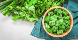 Mrożony szpinak: Jak zrobić, by nie był wodnisty i mdły?