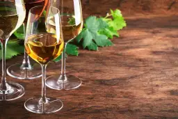 Ile kalorii ma wino? Poznaj kaloryczność każdego rodzaju trunku