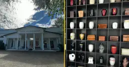 Dom pogrzebowy i regały z urnami.