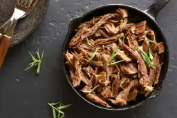 Najlepsza szarpana wieprzowina w żeliwnej patelni, gotowa do podania. Aromatyczna i soczysta.