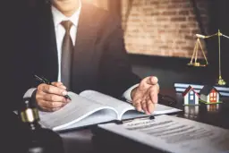 Czy notariusz informuje o testamencie? Kluczowe informacje dla spadkobierców