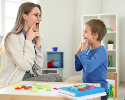 Logopeda kto to i czym się zajmuje? Poznaj ważne informacje