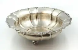 Srebrna patera: jak wycenić i nabyć unikalne antyczne przedmioty