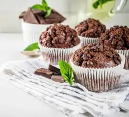 Pyszne ciasto delicja czekoladowa. Prosty przepis krok po kroku, który zachwyci każdego