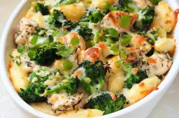 Pyszna zapiekanka z kopytkami i kurczakiem – łatwy przepis na obiad