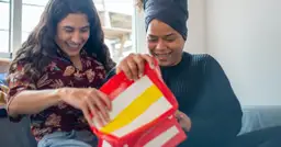  Inspirowany prezent na 40. urodziny dla pary i dla niego. Unikalne pomysły i podpowiedzi dla kobiety i mężczyzny!