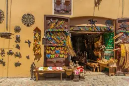 Kolorowe pamiątki z Malty: motyle, ważki, zwierzęta. Idealne, by pomyśleć, co przywieźć z Malty.