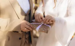 Prezent ślubny 2026: Ile do koperty? Uniknij faux pas!