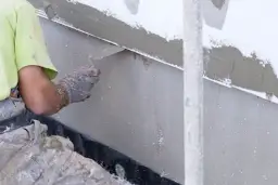 Po co siatka pod tynk? Odkryj jej kluczowe zalety i zastosowania