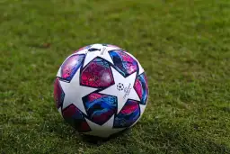 Piłka Ligi Mistrzów na trawie. Gdzie odbędzie się finał ligi mistrzów 2026?