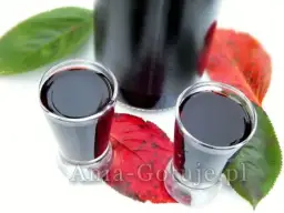 Nalewka z mrożonej aronii: Prosty przepis krok po kroku