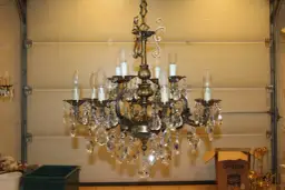 Śmieszne dowcipy o kryształowym żyrandolu, które rozbawią każdego