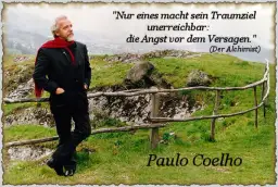 Mann mit rotem Schal und Anzug steht auf einem Hügel mit Zitat von Paulo Coelho.