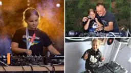 Młoda DJ-ka przy konsoli, z mężczyzną przy mikrofonie i z gestem pokoju.