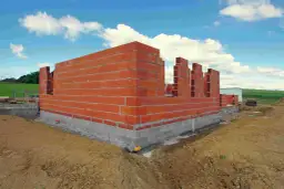 Konstrukcja budynku ma dwie belki: Co warto wiedzieć przed budową domu