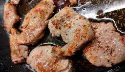 Jak idealnie gotować polędwiczkę wieprzową, aby była soczysta?