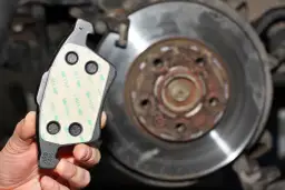 Wymiana klocków hamulcowych: Zrób to sam czy mechanik?