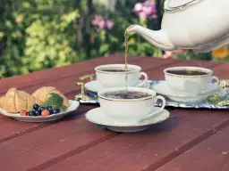 Jak podawać herbatę w restauracji, by zachwycić gości i uniknąć błędów