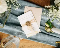 Ile wcześniej zapraszać na wesele, aby uniknąć problemów z gośćmi?