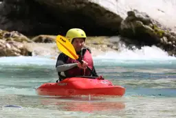 Kajakarstwo górskie: Opanuj rzekę i stwórz prezentację! Poradnik