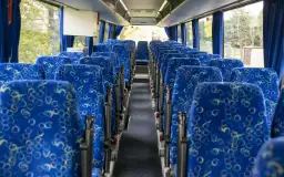 Jak wygląda autokar? Przewodnik po wnętrzu, wyposażeniu i bezpieczeństwie.
