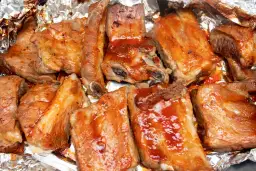 Pyszne żeberka wieprzowe w sosie BBQ, idealne do pieczenia. Zobacz, co zrobic z żeberkami wieprzowymi, by zachwycić gości!