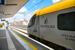 Gdzie kupić bilet na pociąg na lotnisko Balice bez stresu?