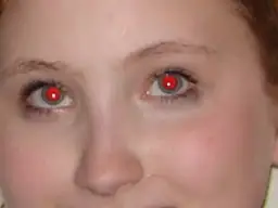 Oczy dziewczyny z efektem czerwonych źrenic, jak zrobić czerwone oczy na zdjęciu.