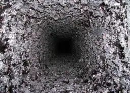 Jak usunąć zapach sadzy z komina - skuteczne metody i porady