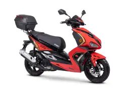 Sportowy skuter Romet 50 RS, idealny jako skuter bez prawa jazdy. Czerwono-czarny, z kufrem.