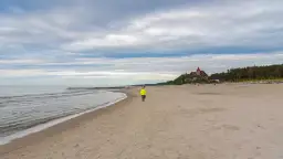 Gdzie leży Łeba? Odkryj jej wyjątkowe położenie i atrakcje